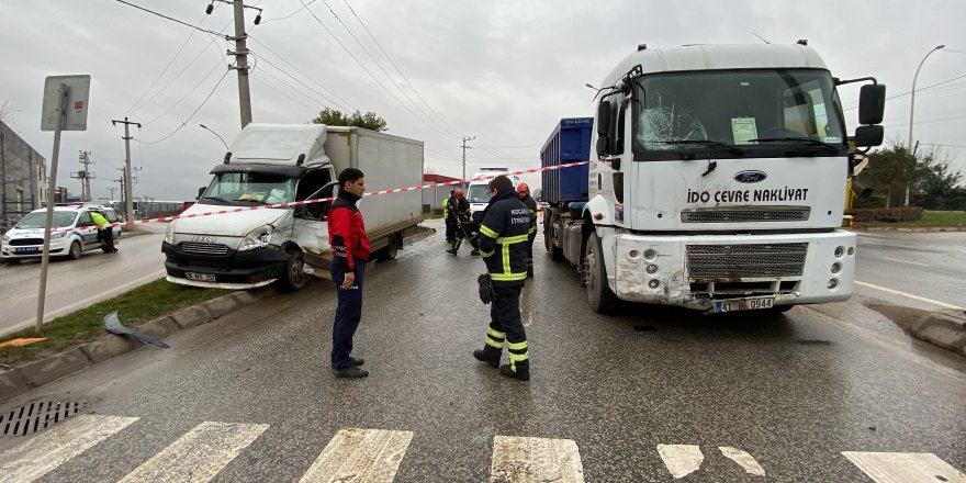 Kamyon ile kamyonet çarpıştı