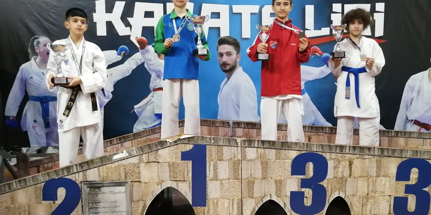 Karate takımı kupa ve madalyaları sildi süpürdü