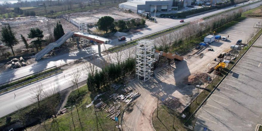 Yaya üstgeçidin çelik tabliye montajı yapıldı