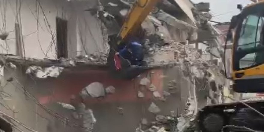 Türk bayrağı için yıkım durdurup kepçe üstüne çıktı