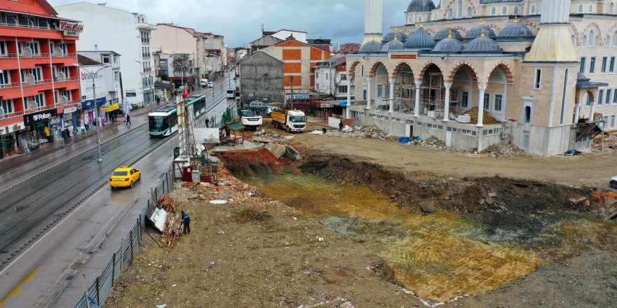 Yeni camiye yeni meydan yapılıyor