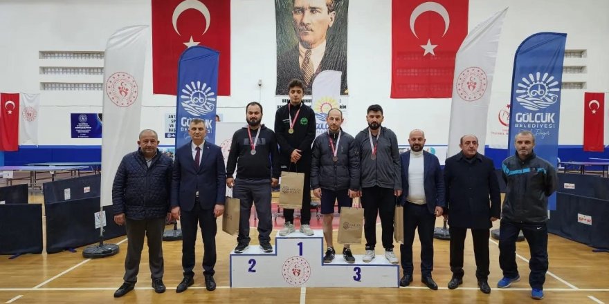 Masa tenisinde dereceye girenler ödüllendirildi