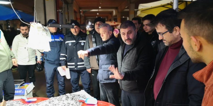Pazar yerlerinde balık tezgahlarını denetledi
