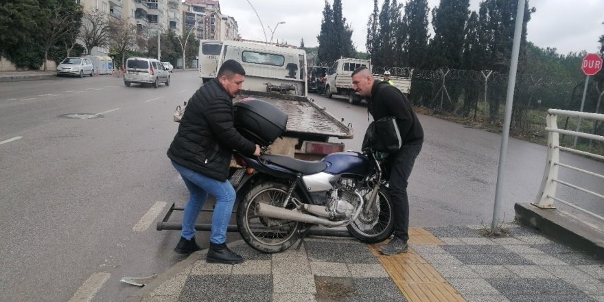 Otomobil ile motosiklet kafa kafaya çarpıştı