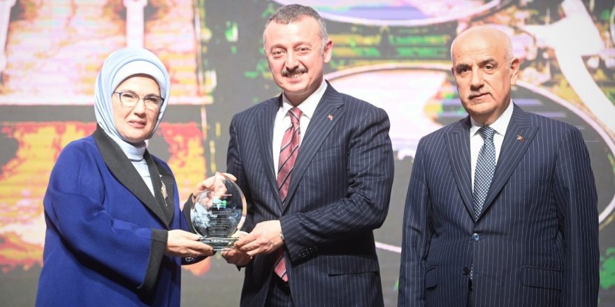 Emine Erdoğan’dan, Büyükakın’a plaket
