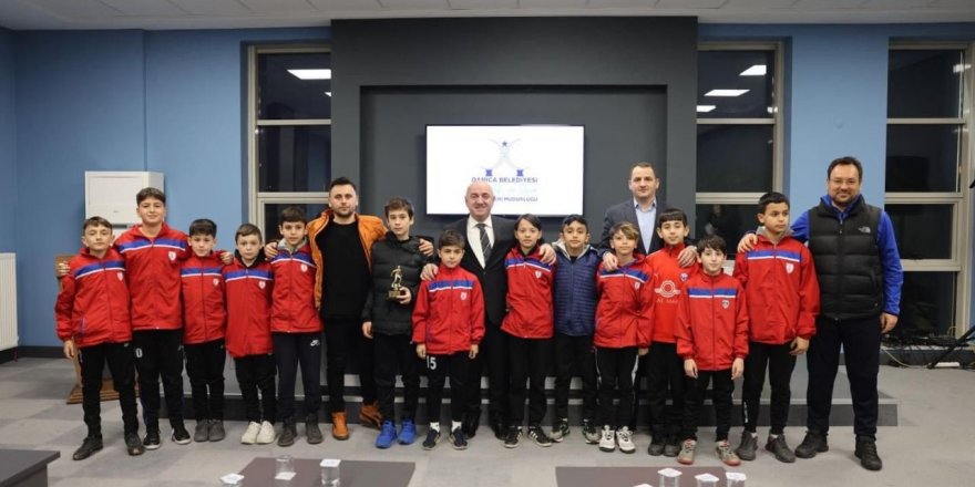 Muzaffer Başkan’dan altın çocuklara tatlı ziyaret