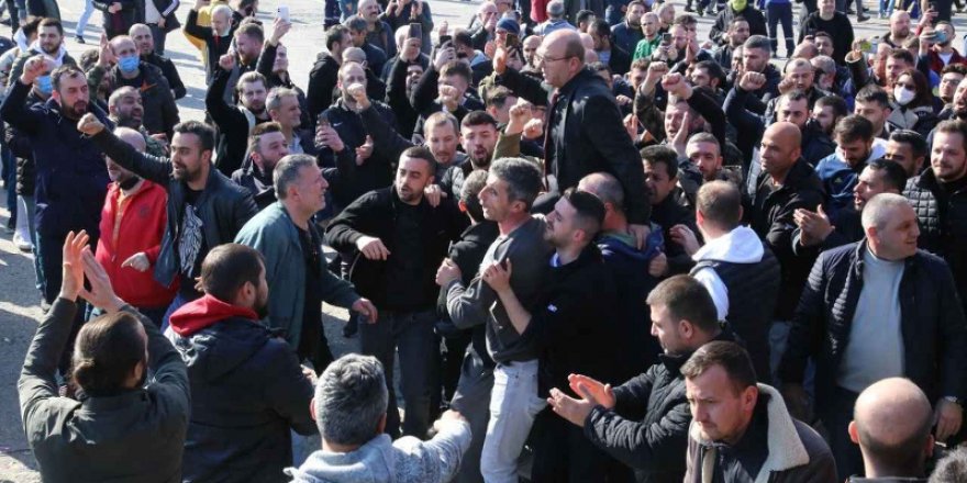 Lastik işçisinden alkışlı ek zam eylemi