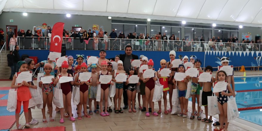Yüzme öğrenen minikler sertifikalarına kavuştu
