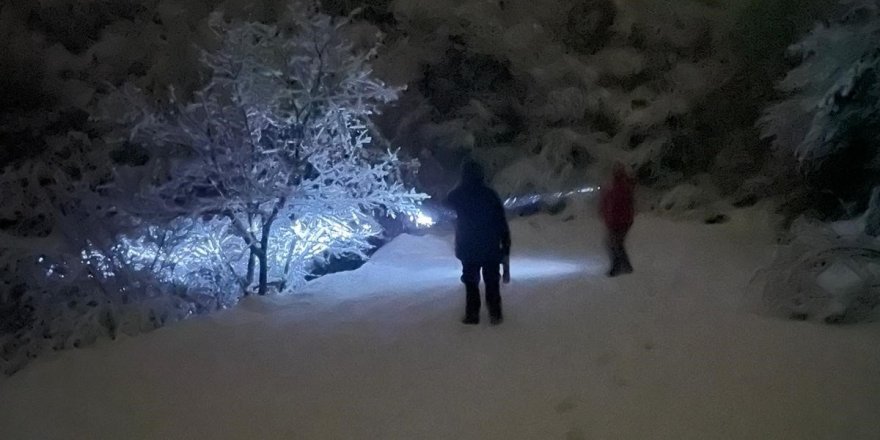 Kar bastırınca arabalarıyla mahsur kaldılar
