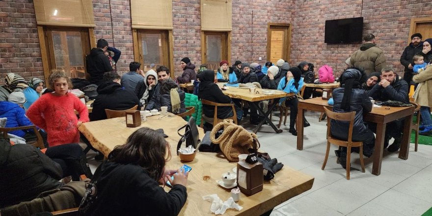Yoğun kar yağışından ötürü yüzlerce kişi mahsur kaldı