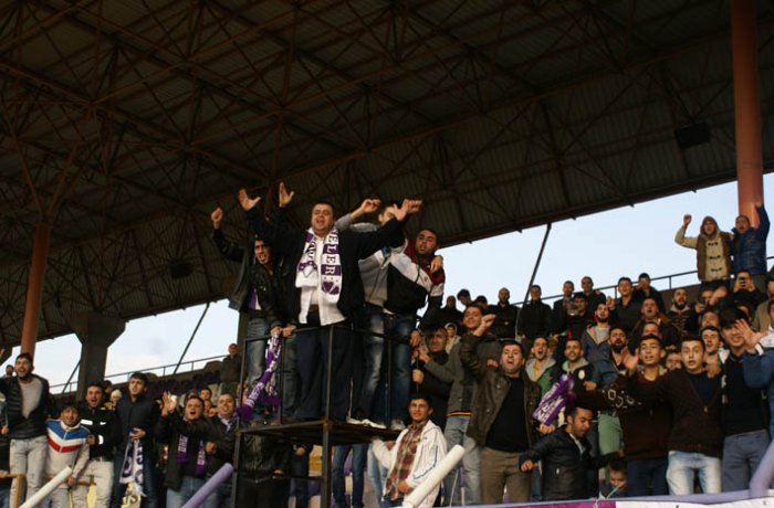 Takım sahada yürüyor