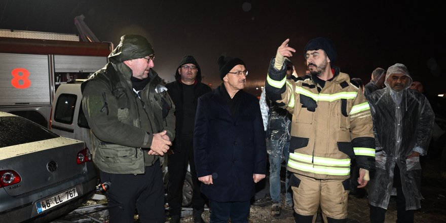 Vali Yavuz deprem bölgesinde çalışıyor