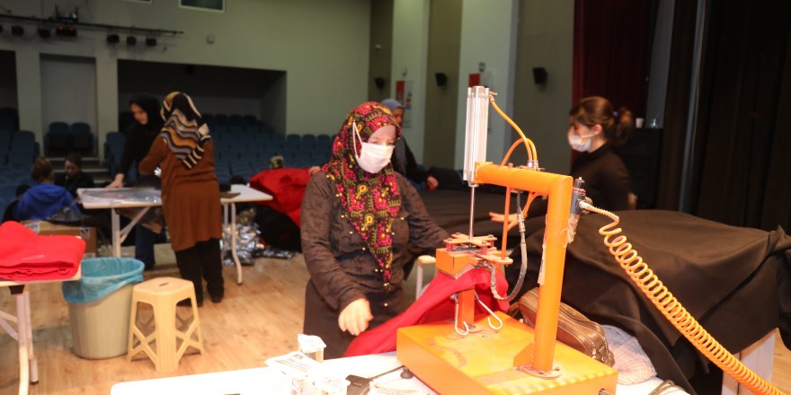 Depremzedeler için 24 saatlik atkı, bere ve battaniye mesaisi