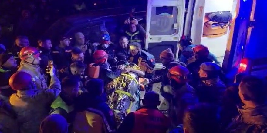 Arama kurtarma görevlisinin elini ambulansa kadar bırakmadı