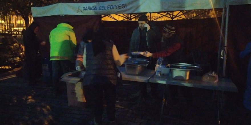 Darıca Belediyesi, depremzedelere sıcak yemek dağıtıyor