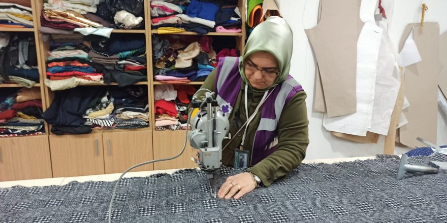 Dikiş makinelerinin başına depremzedeler için geçtiler