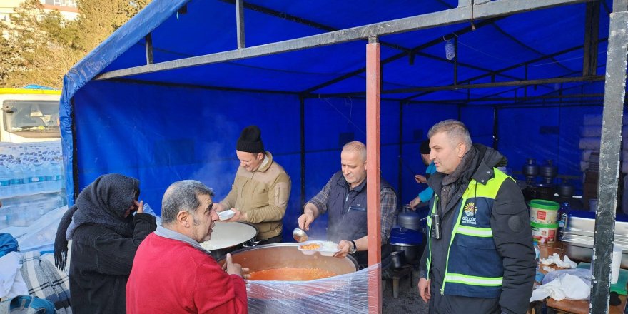Depremzedelerin yaralarını sarmak için sahadalar