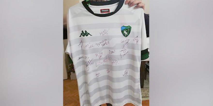 İmzalı formalar depremzedeler için satılıyor