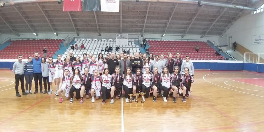 U-18 genç kızlarda kupalar verildi