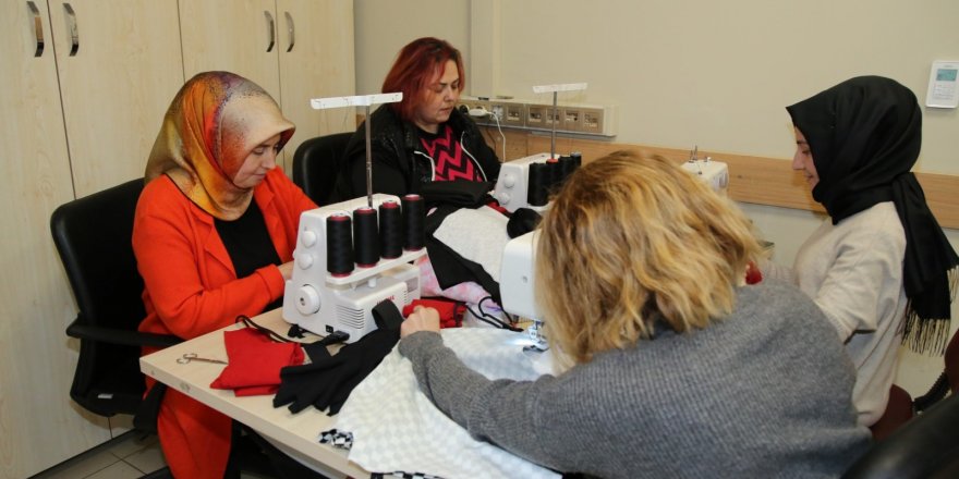 Depremzedeler üşümesin diye kışlık kıyafet dikiyor