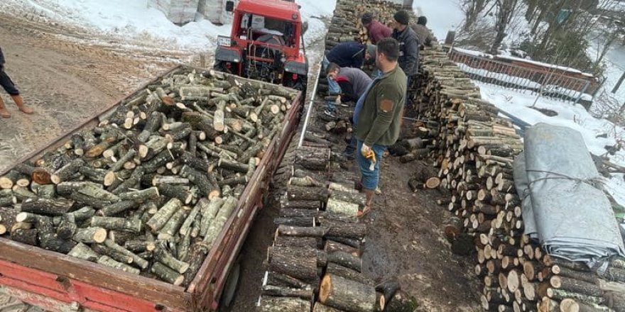 Köylüler kışlık odunlarını depremzedelere gönderdi