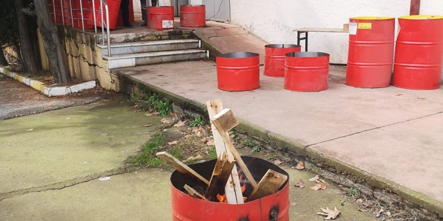 Lise öğrencileri depremzedeler için soba üretiyor