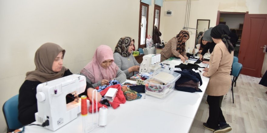 Depremzedelerin üşümemesi için kıyafet dikiyorlar