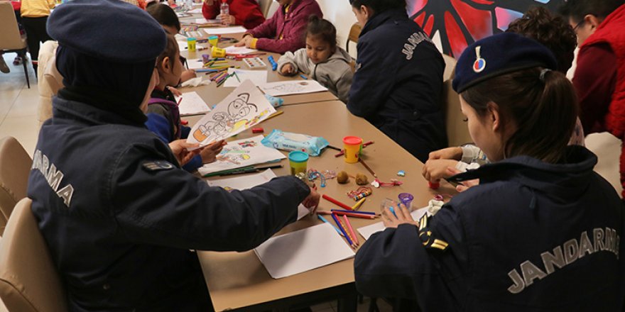 Depremi yaşayan çocuklar oyunlarla moral buluyor