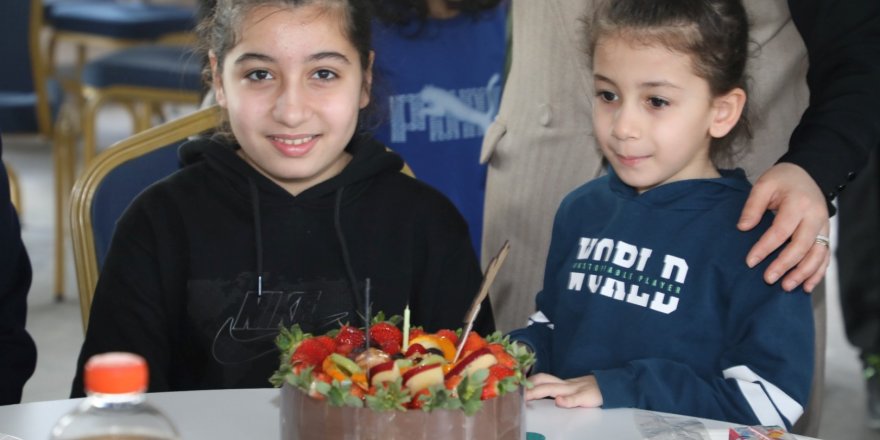 Depremzede Yaren’e doğum günü sürprizi