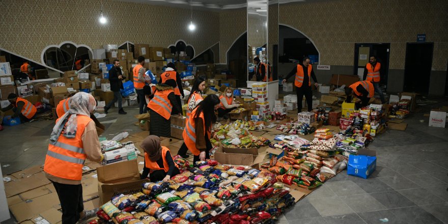 Depremzedelere gıda ve kıyafet desteği sürüyor