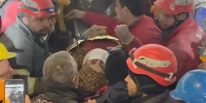 Enkazdan 209. saatte baba ile kızı sağ kurtarıldı