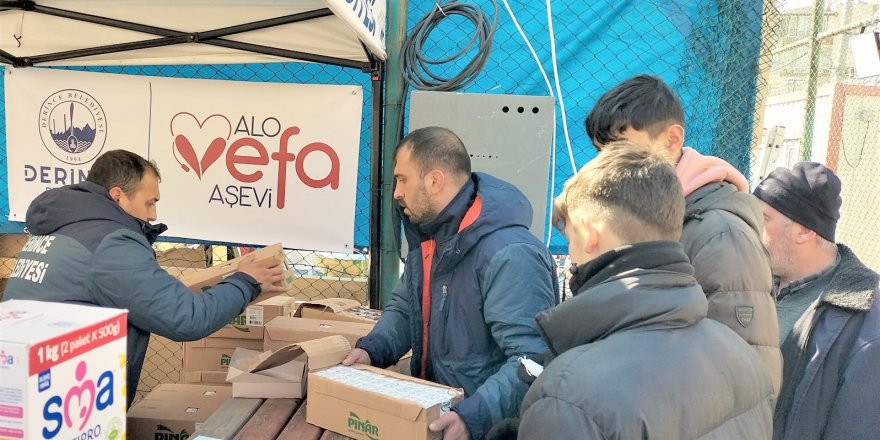 Depremzedelere sıcak yemek ikram ediyorlar