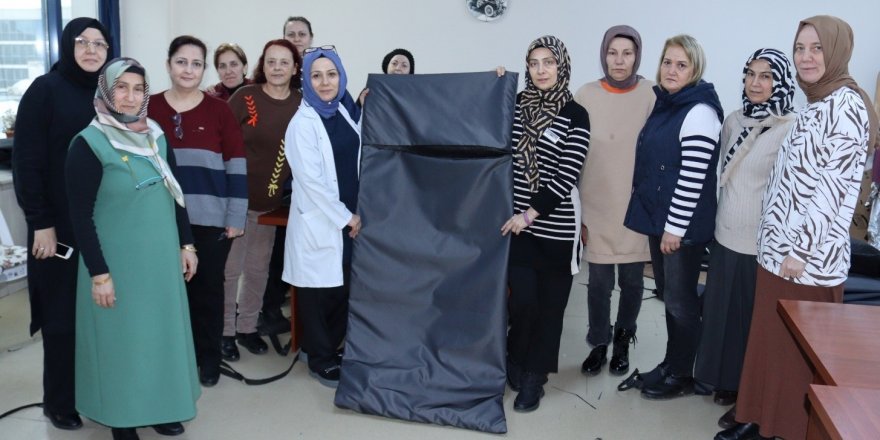 Kadınlar deprem bölgesi için uyku tulumu üretiyor