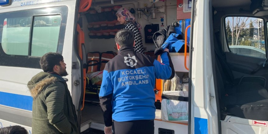 Ambulanslar 7/24 depremzedelere hizmet ediyor