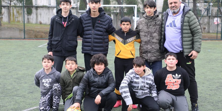 Depremzede çocuklar futbol oynayarak moral depoluyor