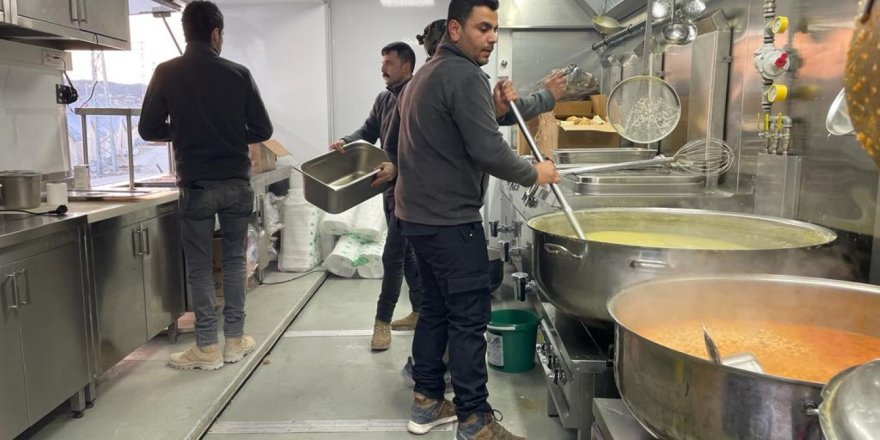 Büyükşehir’den depremzedelere sıcak yemek ikramı