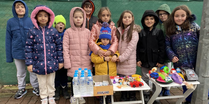 Oyuncaklarını satıp parasını depremzedelere bağışlıyorlar