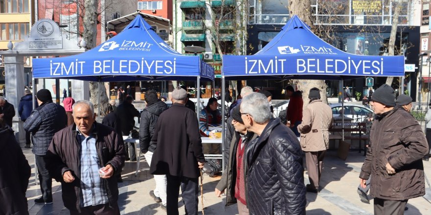 İzmit Belediyesi, Miraç Kandili’nde  helva dağıttı