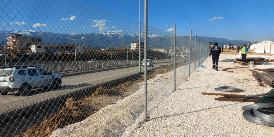 Çadır kentin çevresine tel çit inşa ediliyor