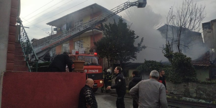 Gecekonduda başlayan yangın apartmana sıçradı