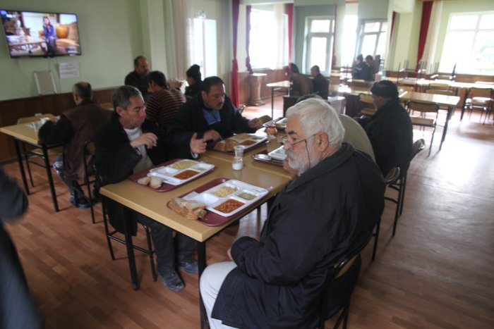 Barınma merkezi soğuk havalarda evsizlerin yanında