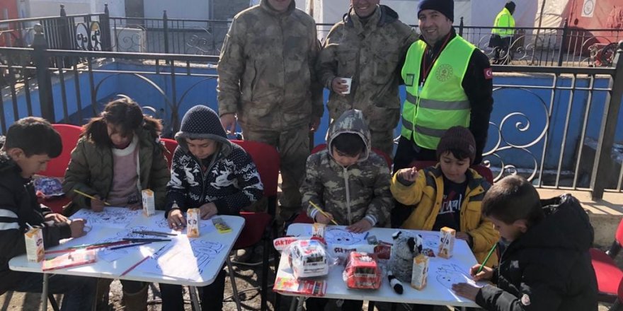 Gezici kütüphane depremzede çocuklara moral veriyor