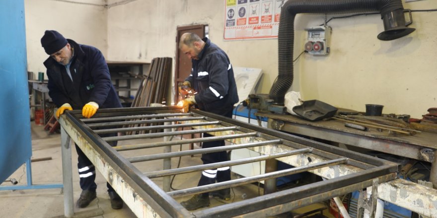 Depremzedeler için üretime devam ediyorlar