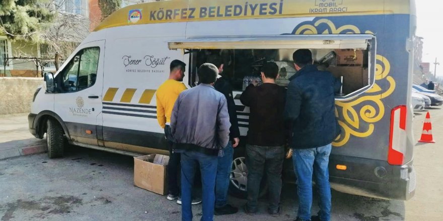 Depremzedelere her gün çorba ve çay ikram ediliyor