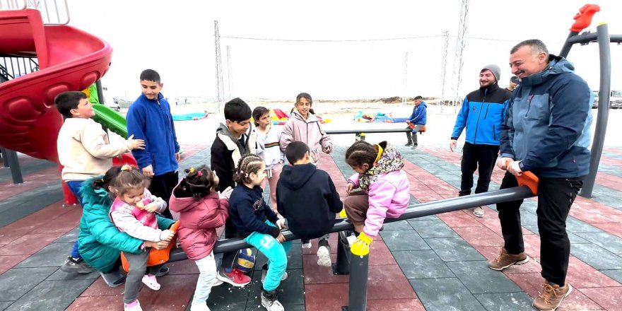 Büyükakın, depremi yaşayan çocukların yüzünü güldürdü
