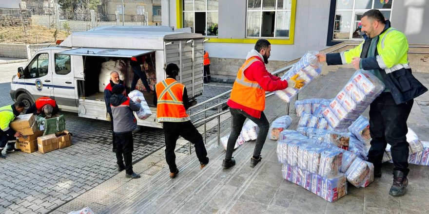 Gezici ekipler depremzedelerin ihtiyaçlarını karşılıyor
