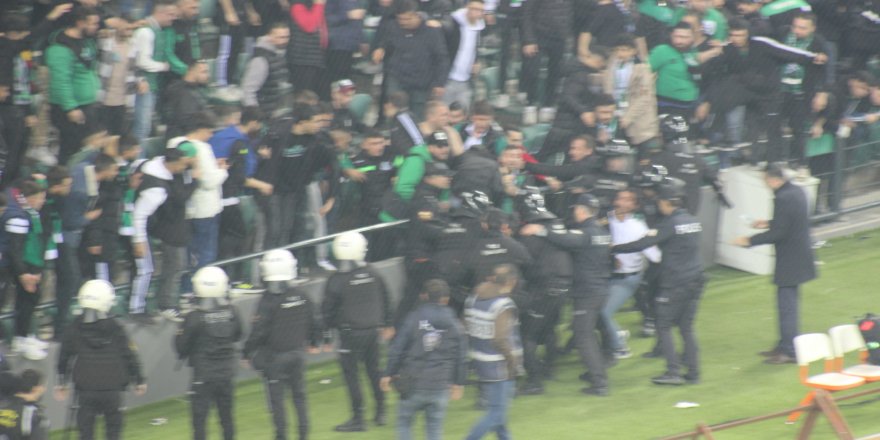 Sahaya atlayıp Kocaelispor tribününe Sakaryaspor atkısı açınca ortalık karıştı