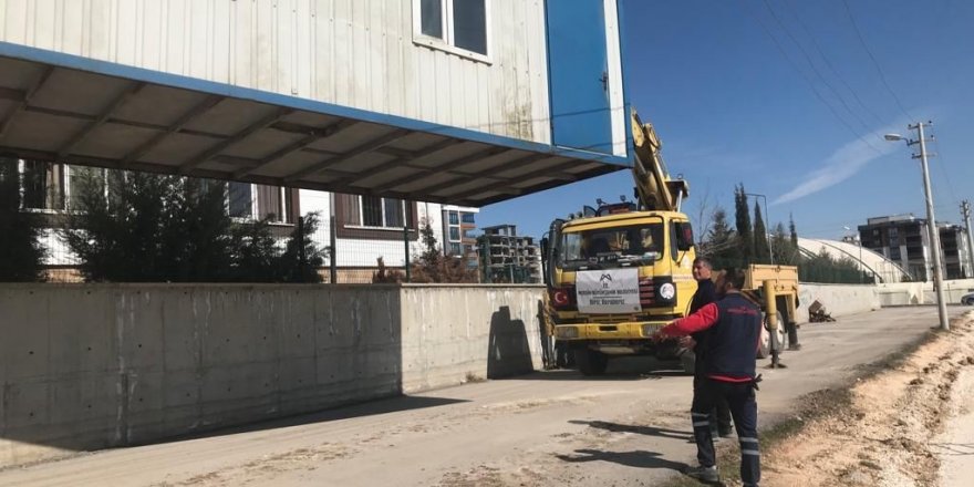 Adıyaman'da konteyner ve çadırları yerleştirmeye başladı