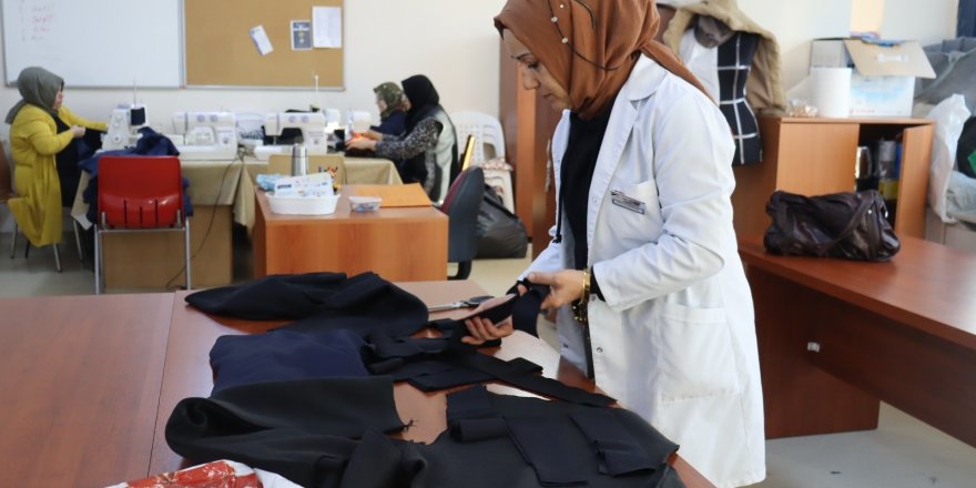 Deprem bölgesindeki çocuklar için eşofman takımı üretiyorlar