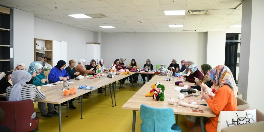 Depremzede çocuklar için örüyorlar